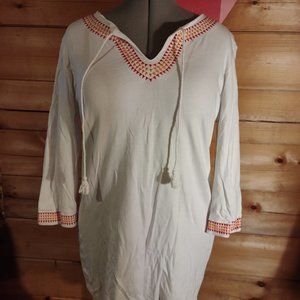 Tunic with neck and sleeve detail.